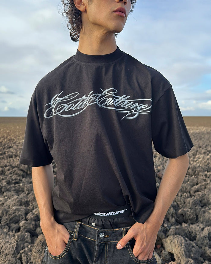METAL SCRIPT TEE BLACK - black script print tee, street style shot - Cold Culture