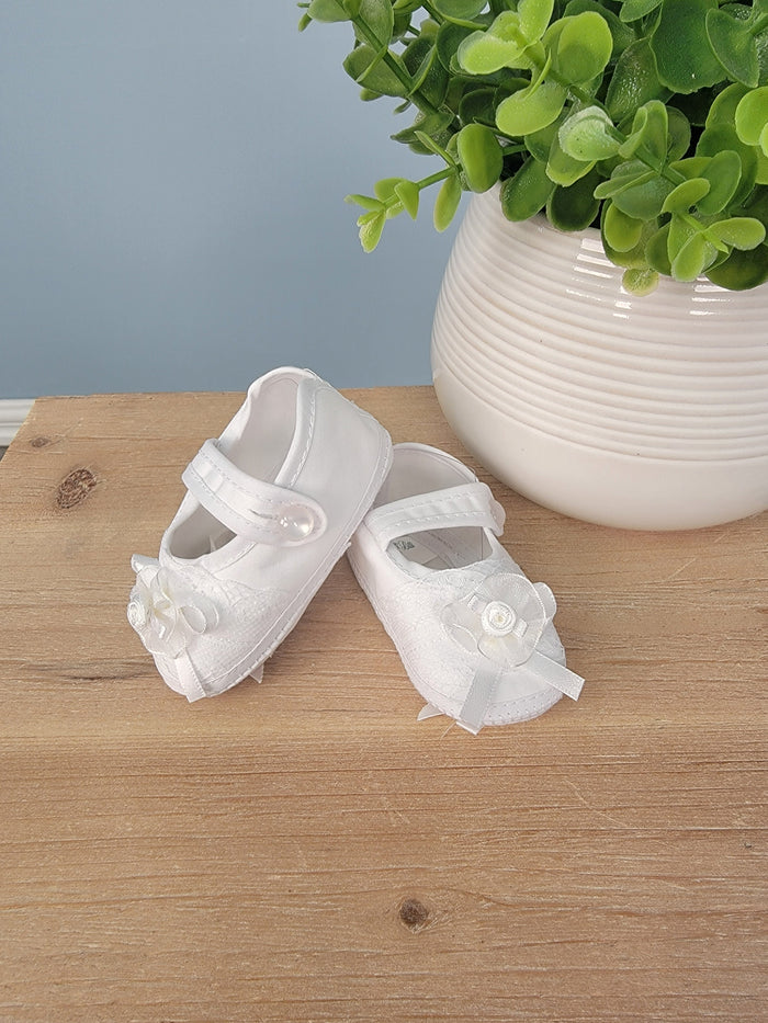 Cotton baby shoes with flower bow.