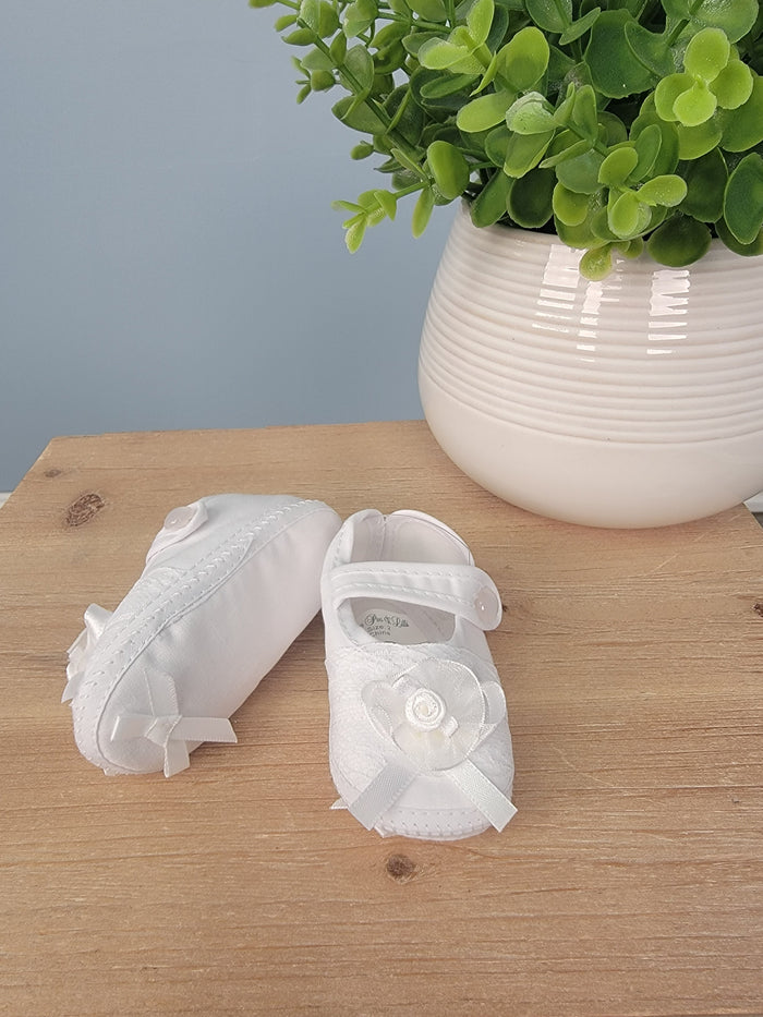 Cotton baby shoes with flower bow.