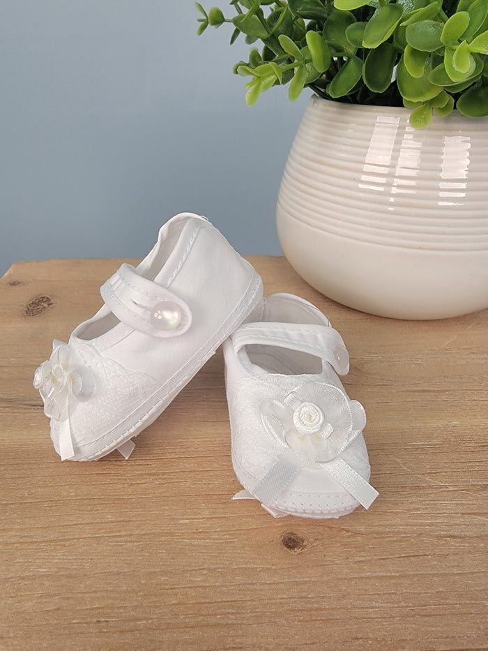 Cotton baby shoes with flower bow.