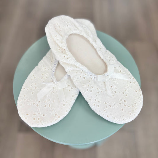 White lace padded slipper.
