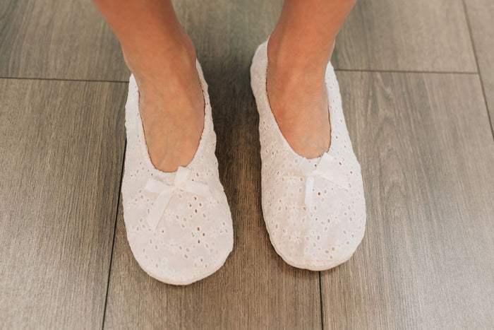 White lace padded slipper.