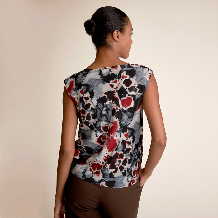 Woman wearing the Nora top in Freesia