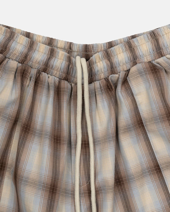 OFFICE SCRIPT SHORTS BEIGE - beige plaid wide leg shorts, detail close-up - Cold Culture